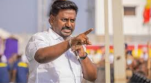 மதுரையில் செய்தியாளர்களை சந்தித்து மாணவர்கள் விபூதி, குங்குமம் அணிவது குறித்து விளக்கம் அளிக்கும் பள்ளிக்கல்வித்துறை அமைச்சர் ராஜ்மோகனை காட்டும் பிரதிநிதித்துவ படம்.