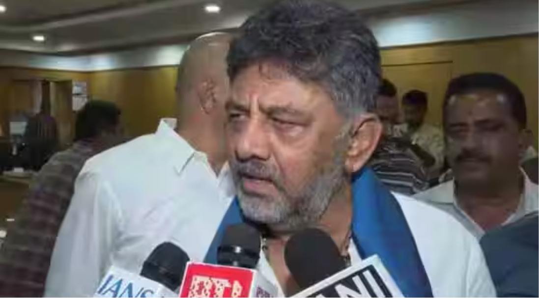 மேகதாது அணை திட்டம் குறித்து செய்தியாளர்களிடம் பேசும் கர்நாடக முதல்வர் சிவகுமார்.