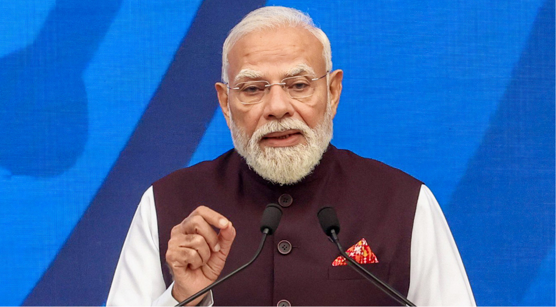 பாரீசில் இந்திய வம்சாவளியினர் நிகழ்ச்சியில் உரையாற்றும் பிரதமர் நரேந்திர மோடி.