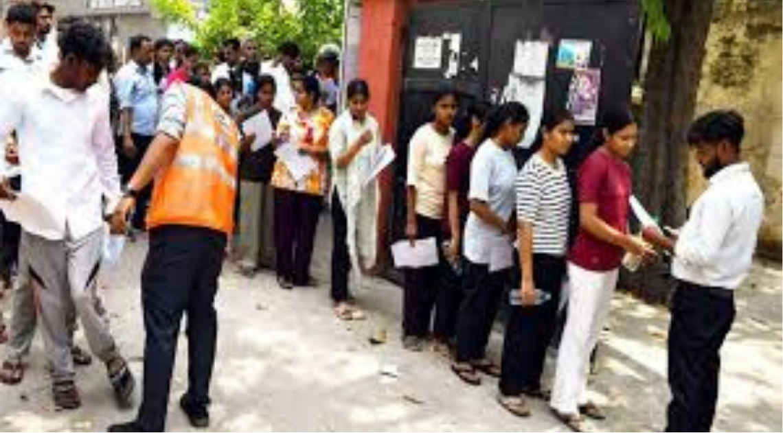 டில்லி விமான நிலையத்தில் பிரதமர் நரேந்திர மோடி