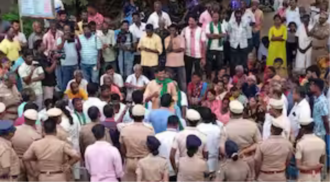 வேலூர் மாவட்ட ஆட்சியரிடம் கோவில் கட்டுமானம் தொடர்பாக மனு அளிக்கும் இரு தரப்பைச் சேர்ந்த பொதுமக்கள்.