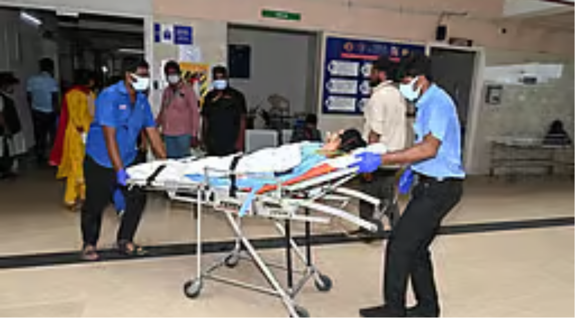 திருவள்ளூர் அம்மோனியா வாயு கசிவு சம்பவம் தொடர்பாக விசாரணை நடத்தும் அதிகாரிகள் மற்றும் தொழிற்சாலை வளாகம்