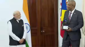 செஷல்ஸ் அதிபரிடம் இருந்து ‘கார்டியன் ஆப் தி புளூ ஹாரிசான்’ உயரிய விருதைப் பெறும் பிரதமர் நரேந்திர மோடி.