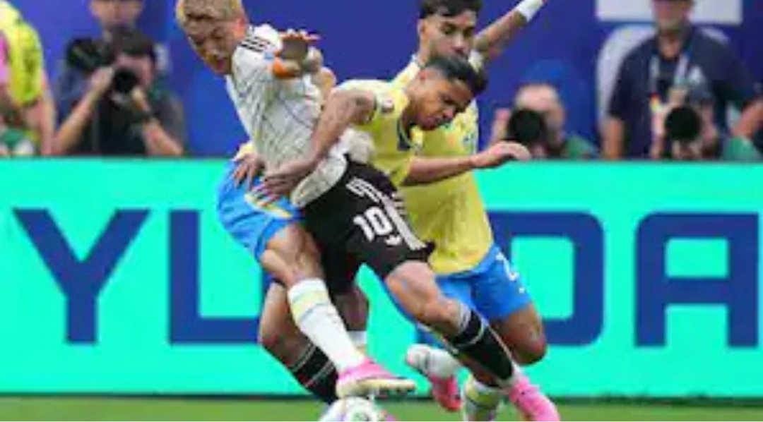 ஜப்பானுக்கு எதிராக வெற்றிக் கோல் அடித்த பிரேசில் வீரர்கள் மகிழ்ச்சியுடன் கொண்டாடும் காட்சி.