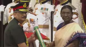 அதி விஷிஸ்ட் சேவா பதக்கத்தை ஜனாதிபதி திரவுபதி முர்முவிடம் இருந்து பெறும் லெப்டினன்ட் ஜெனரல் கோபாலன் முரளிதரன்.