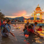 மாசி மக தீர்த்தவாரி விழா மற்றும் வண்ணப் பொடிகளுடன் ஹோலி கொண்டாடும் பக்தர்களின் காட்சி