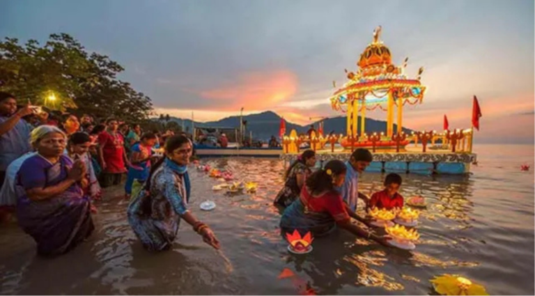 மாசி மக தீர்த்தவாரி விழா மற்றும் வண்ணப் பொடிகளுடன் ஹோலி கொண்டாடும் பக்தர்களின் காட்சி