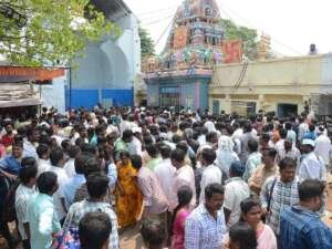 என். பஞ்சம்பட்டி கிராமத்தில் உள்ள காளியம்மன் கோவில் மற்றும் பொது மைதானத்தை மையமாகக் கொண்ட சமூக சர்ச்சையை பிரதிபலிக்கும் காட்சி.