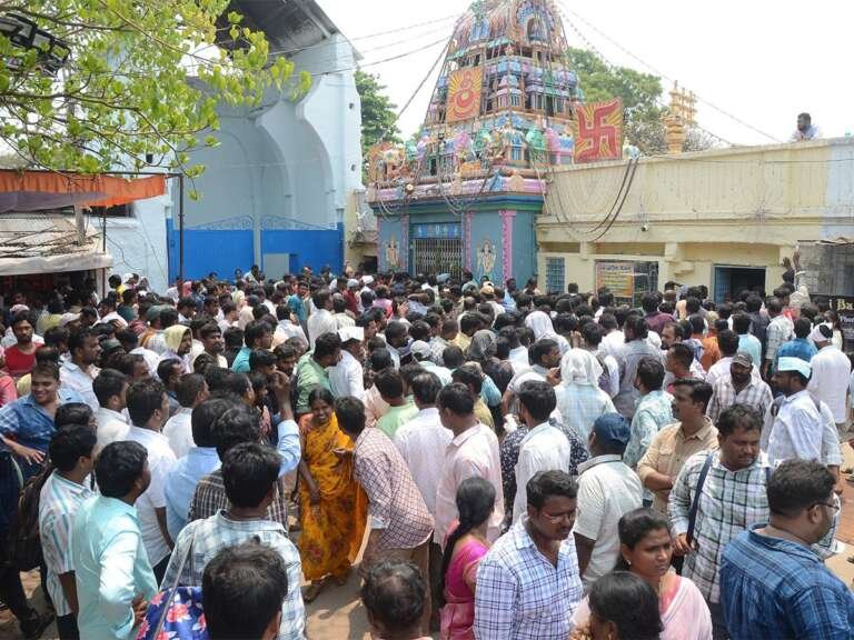 என். பஞ்சம்பட்டி கிராமத்தில் உள்ள காளியம்மன் கோவில் மற்றும் பொது மைதானத்தை மையமாகக் கொண்ட சமூக சர்ச்சையை பிரதிபலிக்கும் காட்சி.