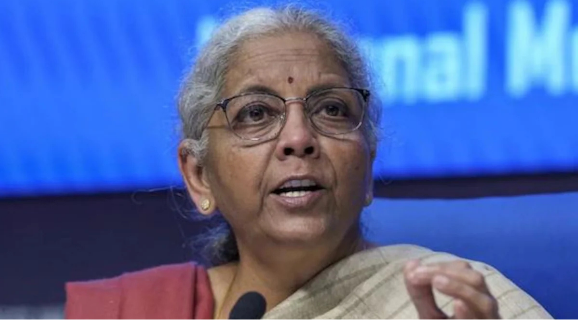 டில்லியில் செய்தியாளர்களிடம் பேசி வரும் மத்திய நிதியமைச்சர் நிர்மலா சீதாராமன்.