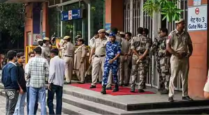 பாதுகாப்பு காரணங்களால் மூடப்பட்ட டில்லி மெட்ரோ ரயில் நிலைய நுழைவாயில்.