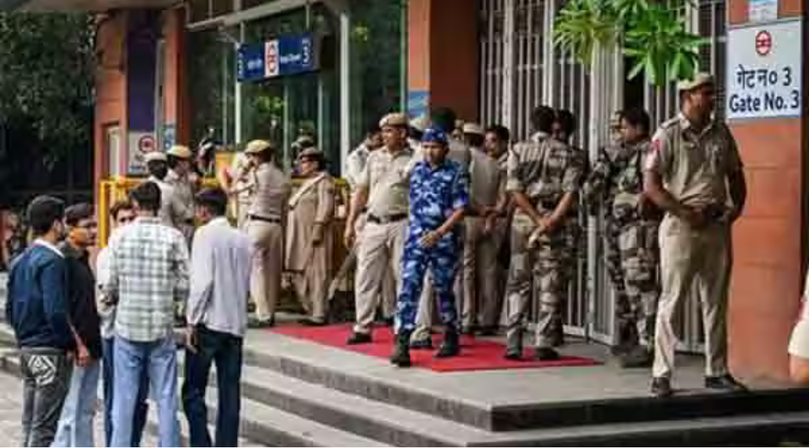 பாதுகாப்பு காரணங்களால் மூடப்பட்ட டில்லி மெட்ரோ ரயில் நிலைய நுழைவாயில்.