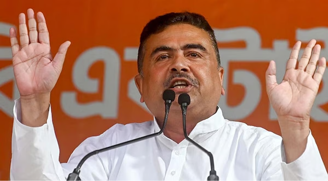மேற்கு வங்க முதல்வர் சுவேந்து அதிகாரி பொதுக்கூட்டத்தில் உரையாற்றும் காட்சி.