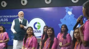 குஜராத் சனந்த் செமிகண்டக்டர் ஆலையில் பெண்களுடன் கலந்துரையாடும் பிரதமர் நரேந்திர மோடி.