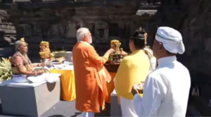 இந்தோனேசியாவின் பிராம்பனன் ஹிந்து கோவிலில் அதிபர் பிரபோவோ சுபியான்டோவுடன் வழிபாடு செய்யும் பிரதமர் நரேந்திர மோடி.
