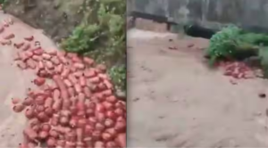 மஹாராஷ்டிராவில் வெள்ளநீரில் அடித்துச் செல்லப்படும் எல்பிஜி சிலிண்டர்கள்.