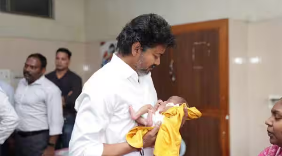 சென்னை எழும்பூர் அரசு குழந்தைகள் நல மருத்துவமனையில் ஆய்வு மேற்கொள்ளும் முதல்வர் விஜய்.
