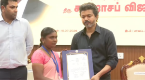 கரூரில் நடைபெற்ற அரசு விழாவில் உயிரிழந்தோரின் குடும்பத்தினருக்கு பணி நியமன ஆணைகளை வழங்கும் முதல்வர் விஜய்.