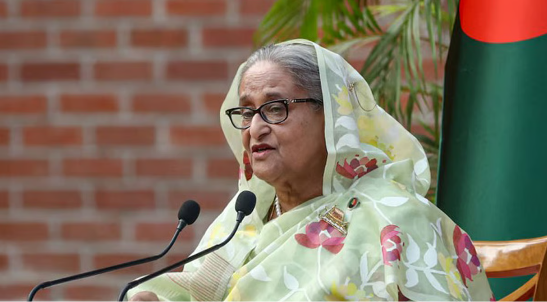 வங்கதேச முன்னாள் பிரதமர் ஷேக் ஹசீனா செய்தியாளர்களிடம் பேசும் காட்சி.