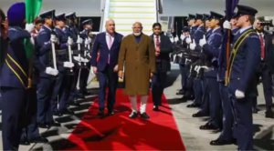 ஆக்லாந்து விமான நிலையத்தில் நியூசிலாந்து பிரதமர் கிறிஸ்டோபர் லக்சன், பிரதமர் நரேந்திர மோடியை வரவேற்கும் காட்சி.