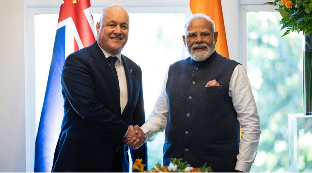 ஆக்லாந்தில் நியூசிலாந்து பிரதமர் கிறிஸ்டோபர் லக்ஸனுடன் பிரதமர் நரேந்திர மோடி.