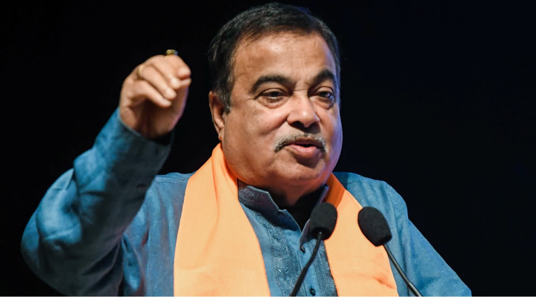 காந்திநகரில் நடைபெற்ற நிகழ்ச்சியில் உரையாற்றும் மத்திய அமைச்சர் நிதின் கட்கரி.