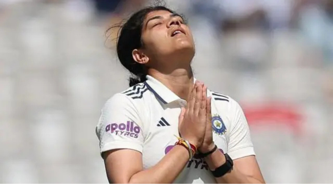 லார்ட்ஸ் மைதானத்தில் வரலாற்று டெஸ்ட் வெற்றியை கொண்டாடும் இந்திய மகளிர் கிரிக்கெட் அணி.