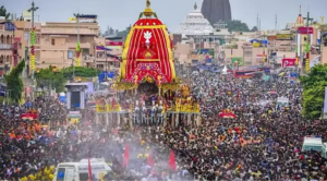 புரி ஜெகந்நாதர் ரத யாத்திரையில் ஏற்பட்ட கூட்ட நெரிசலால் காயமடைந்த பக்தர்களுக்கு மருத்துவ உதவி அளிக்கப்படும் காட்சி.
