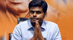 திருப்பூரில் நடைபெற்ற காமராஜர் பிறந்த நாள் விழாவில் மாணவர்களிடம் உரையாற்றும் அண்ணாமலை.
