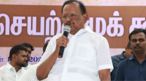 செய்தியாளர்களிடம் பேட்டி அளிக்கும் திமுக முன்னாள் அமைச்சர் ரகுபதி.