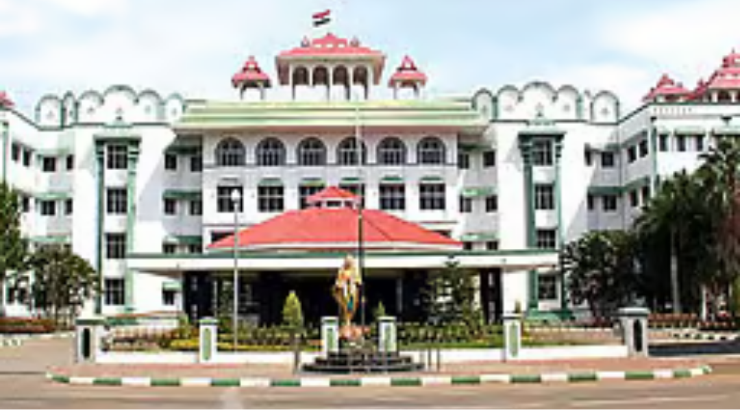 பழநி கோயில் நிலம் பதிவு முறைகேடு வழக்கில் சார் பதிவாளருக்கு முன்ஜாமின் வழங்கிய உயர்நீதிமன்ற மதுரைக் கிளை.