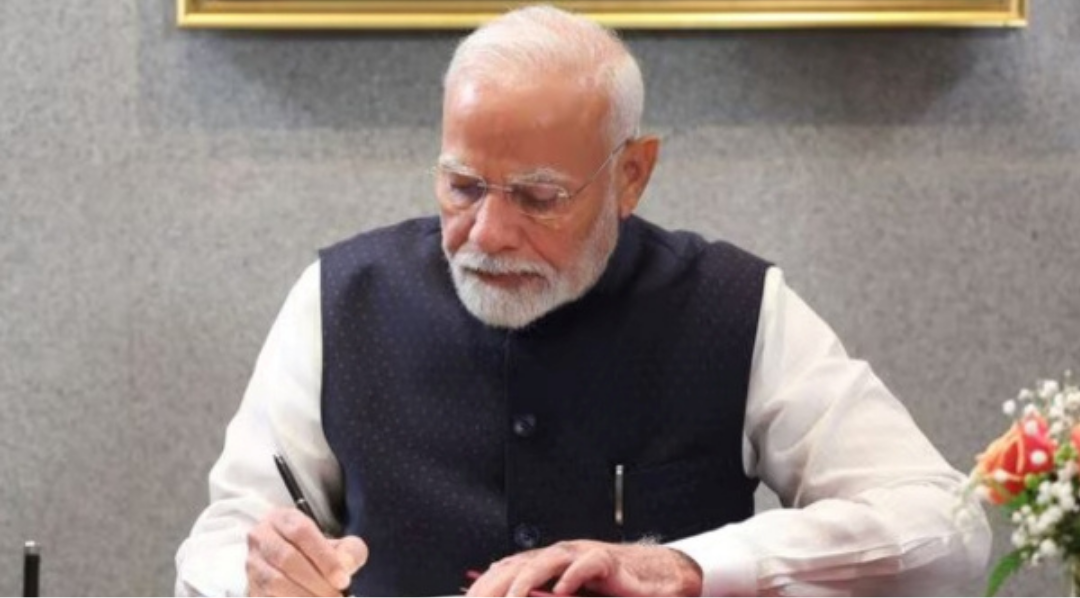 பார்லிமென்ட் வளாகத்தில் செய்தியாளர்களை சந்தித்து பேசிய பிரதமர் நரேந்திர மோடி