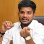 கோவில் டெண்டர்களை ஆன்லைன் முறையில் நடத்தும் புதிய திட்டம் குறித்து செய்தியாளர்களிடம் விளக்கம் அளிக்கும் அமைச்சர் ரமேஷ்.