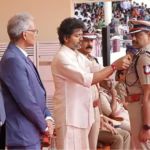சென்னை ராஜரத்தினம் மைதானத்தில் போலீஸ் அதிகாரிகளுக்கு பதக்கங்களை வழங்கும் முதல்வர் விஜய்.