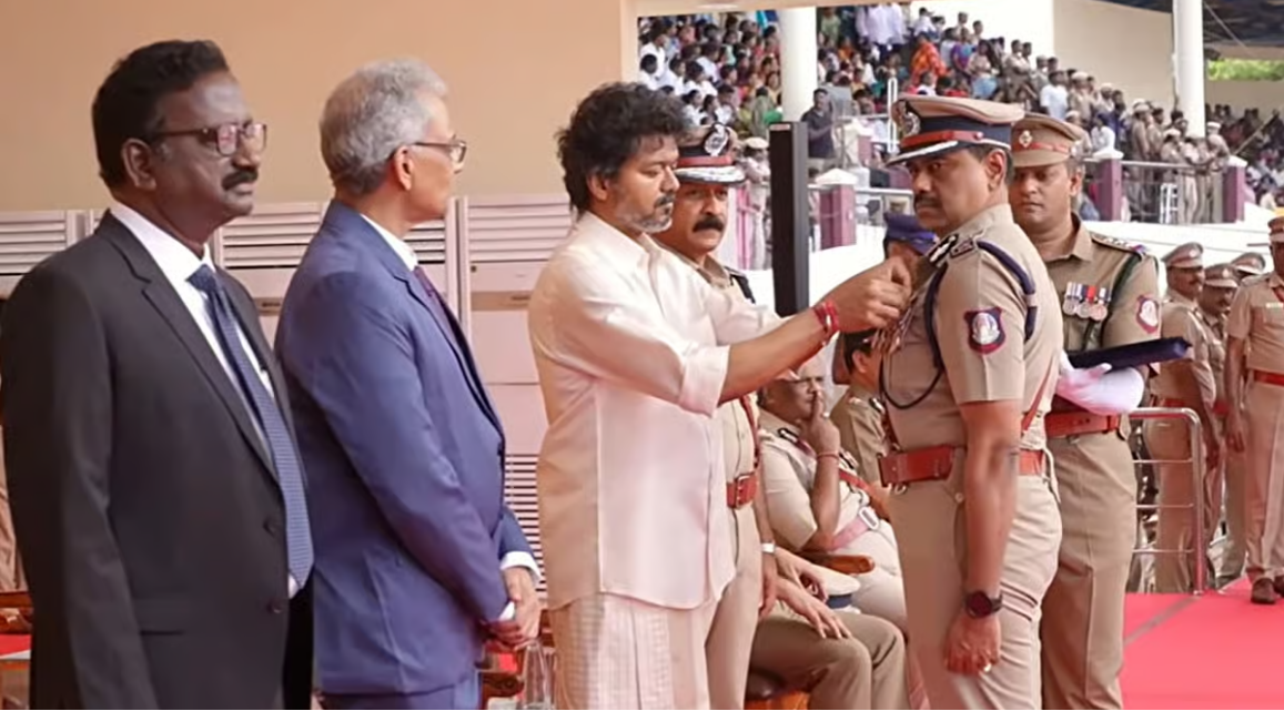 சென்னை ராஜரத்தினம் மைதானத்தில் போலீஸ் அதிகாரிகளுக்கு பதக்கங்களை வழங்கும் முதல்வர் விஜய்.