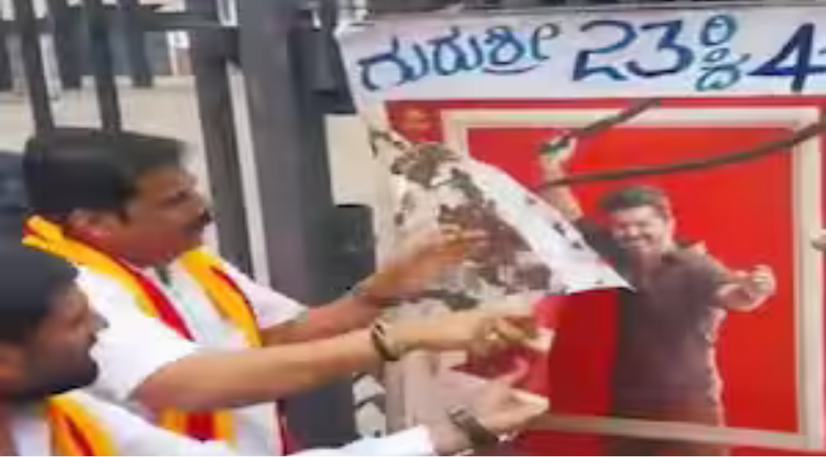 கர்நாடகாவில் பாதுகாப்பு காரணமாக 'ஜனநாயகன்' திரைப்பட போஸ்டர்கள் அகற்றப்பட்டு, தியேட்டர் முன்பு பாதுகாப்பில் ஈடுபட்டுள்ள காவல்துறையினர்.