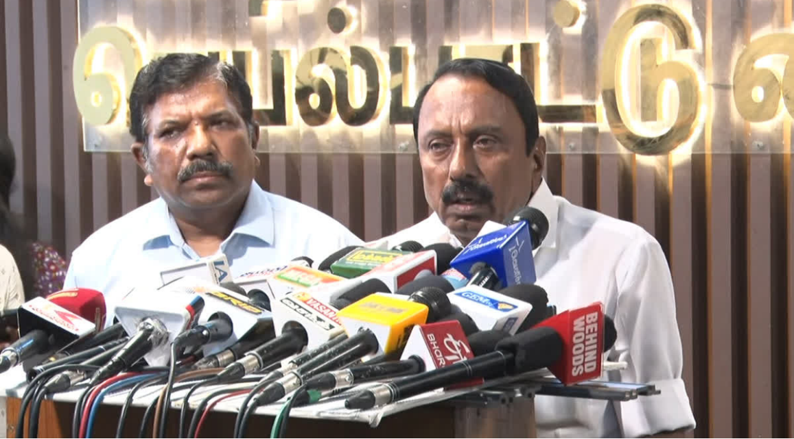 மேகதாது அணை விவகாரம் குறித்து கோவை விமான நிலையத்தில் செய்தியாளர்களிடம் பேசிய அமைச்சர் செங்கோட்டையன்.