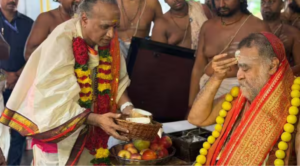 திருப்பூரில் பக்தர்களுக்கு அருளுரை வழங்கும் ஸ்ரீ விஜயேந்திர ஸரஸ்வதி சுவாமிகள்.