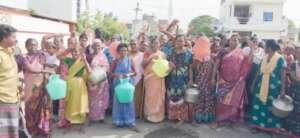 ஊத்துக்கோட்டை அருகே குடிநீர் வசதி கோரி பெண்கள் மற்றும் குழந்தைகள் சாலை மறியலில் ஈடுபட்ட காட்சி.