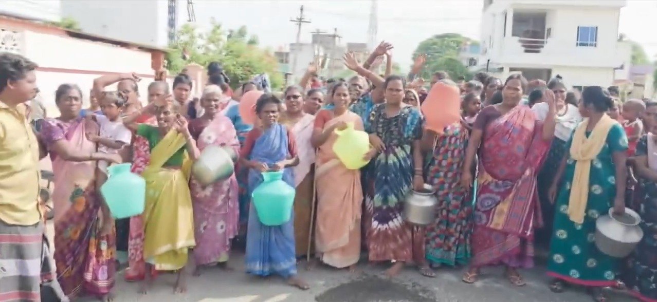 ஊத்துக்கோட்டை அருகே குடிநீர் வசதி கோரி பெண்கள் மற்றும் குழந்தைகள் சாலை மறியலில் ஈடுபட்ட காட்சி.
