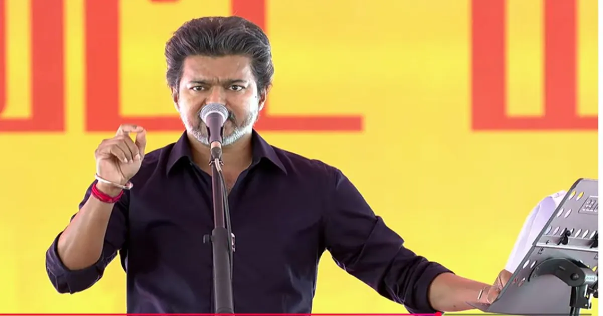 கரூரில் நடைபெற்ற மக்கள் சந்திப்பு நிகழ்ச்சியில் உரையாற்றும் முதல்வர் விஜய்.