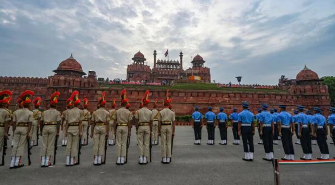 80வது சுதந்திர தினத்தை முன்னிட்டு டில்லி செங்கோட்டையில் பலத்த பாதுகாப்பு