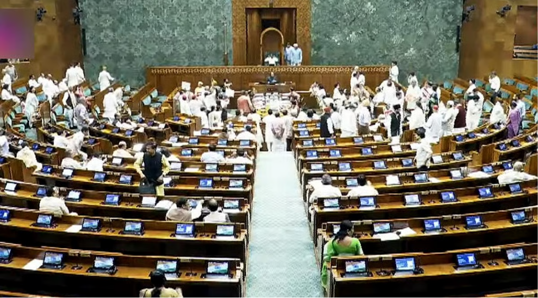 எதிர்க்கட்சி அமளி காரணமாக ஒத்திவைக்கப்பட்ட லோக்சபா மற்றும் ராஜ்யசபா நடவடிக்கைகள் குறித்து சபாநாயகர் ஓம் பிர்லா எம்பிக்களிடம் வேண்டுகோள் விடுக்கும் காட்சி.