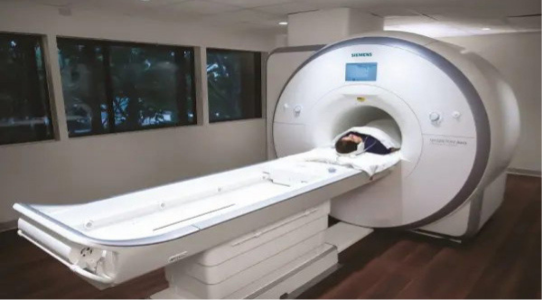 குறைந்த செலவில் இந்தியாவில் தயாரிக்கப்பட்ட MRI ஸ்கேன் இயந்திரத்தை அறிமுகப்படுத்திய வோக்சல்கிரிட்ஸ் நிறுவனர் அர்ஜூன் அருணாச்சலம் குறித்து விளக்கும் படம்.