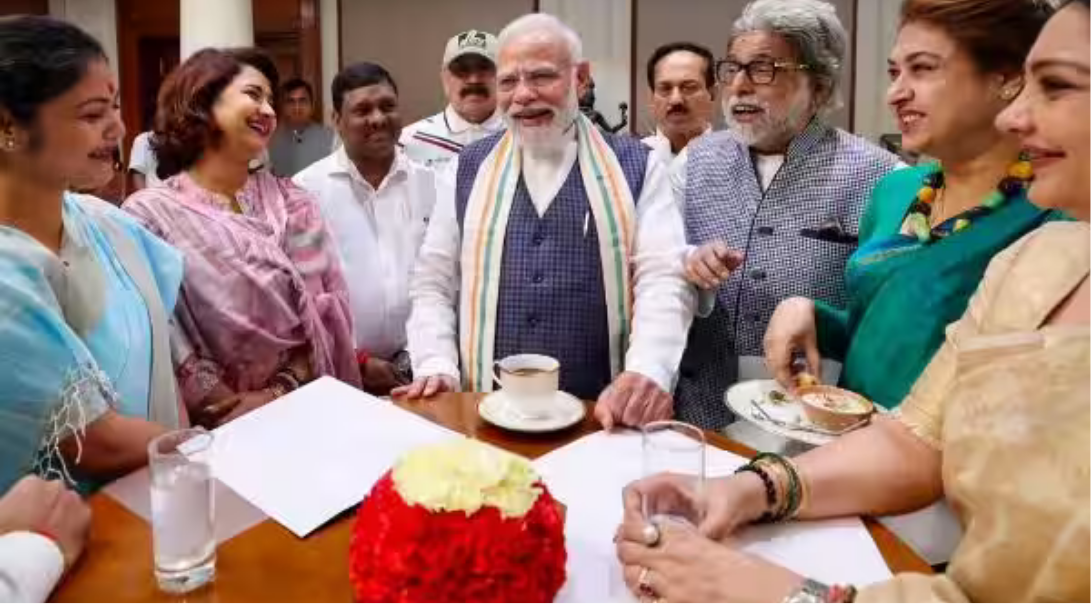 தேசிய ஜனநாயக கூட்டணியில் புதிதாக இணைந்த எம்.பி.க்களுடன் பிரதமர் நரேந்திர மோடி காலை உணவு சந்திப்பில் கலந்துரையாடும் காட்சி.