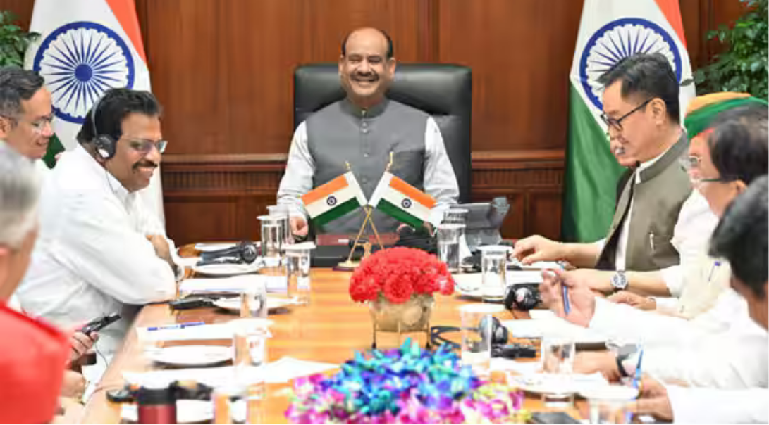 லோக்சபா நடவடிக்கைகள் சுமுகமாக நடைபெற அனைத்து கட்சிகளும் ஒத்துழைக்க வேண்டும் என வேண்டுகோள் விடுக்கும் சபாநாயகர் ஓம் பிர்லா.