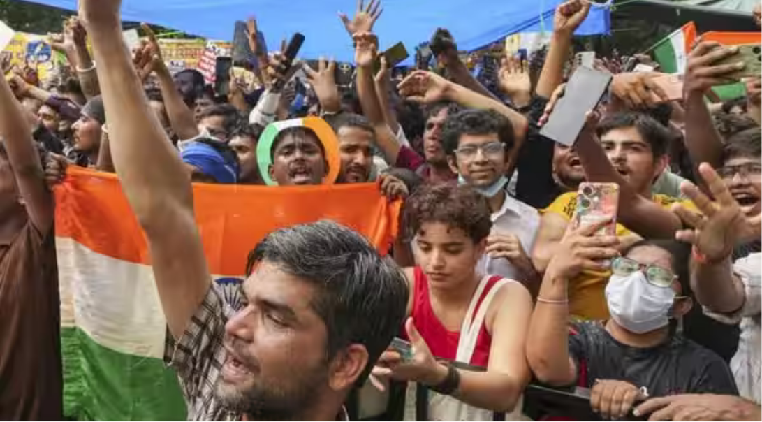 ஜார்க்கண்டில் அரசு பணியாளர் தேர்வு முறைகேட்டை கண்டித்து சட்டசபை நோக்கி பேரணி சென்ற மாணவர்களை போலீசார் கண்ணீர் புகை குண்டுகளை வீசி கலைத்த காட்சி.