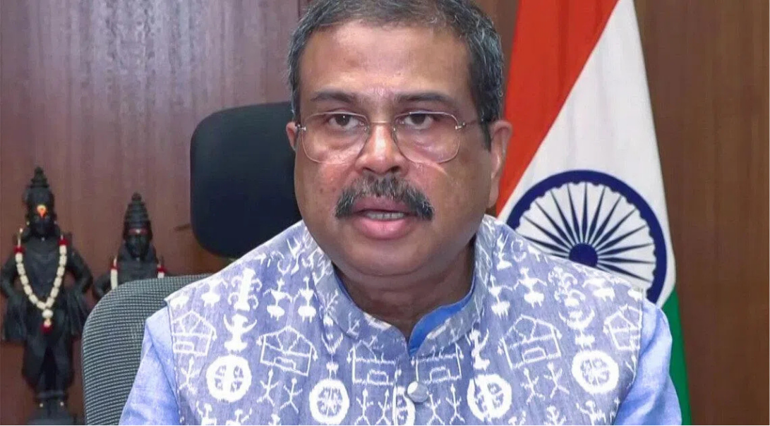 மத்திய கல்வி அமைச்சர் பதவியை ராஜினாமா செய்தது குறித்து விளக்கம் அளிக்கும் முன்னாள் அமைச்சர் தர்மேந்திர பிரதான்.
