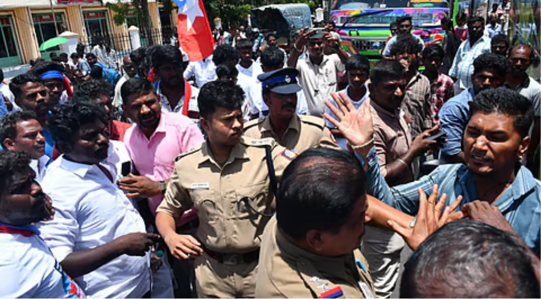 தஞ்சாவூரில் பதாகை அகற்றியதை கண்டித்து விசிகவினர் நடத்திய மறியல் போராட்டம்