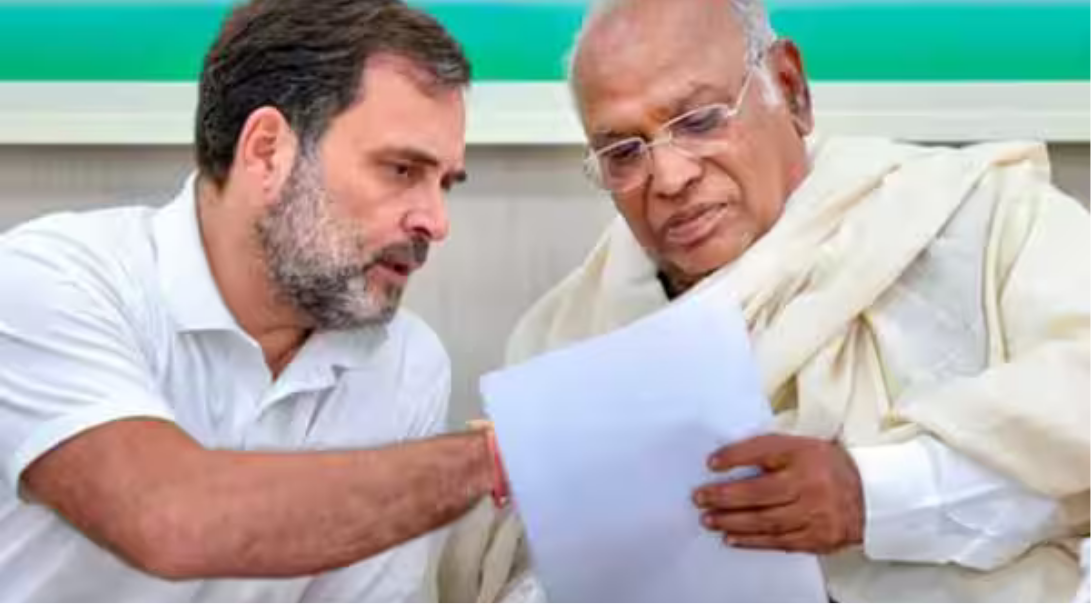 செங்கோட்டையில் நடைபெற்ற சுதந்திர தின விழாவில் ராகுல் காந்தி மற்றும் மல்லிகார்ஜுன கார்கே பங்கேற்காதது குறித்து எழுந்த சர்ச்சை